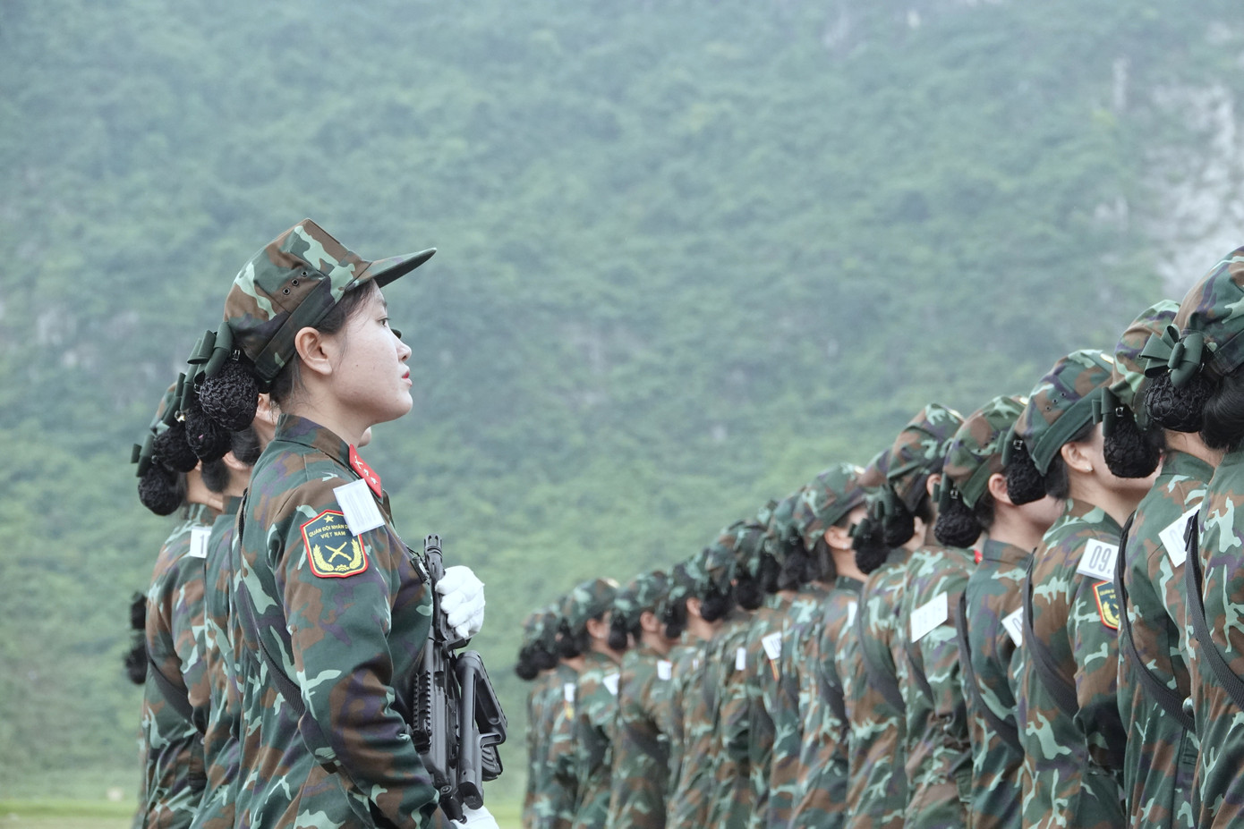 Khối nữ chiến sĩ Biệt động đang diễu qua khán đài ở TB4 trong buổi hợp luyện vào sáng 25/6.