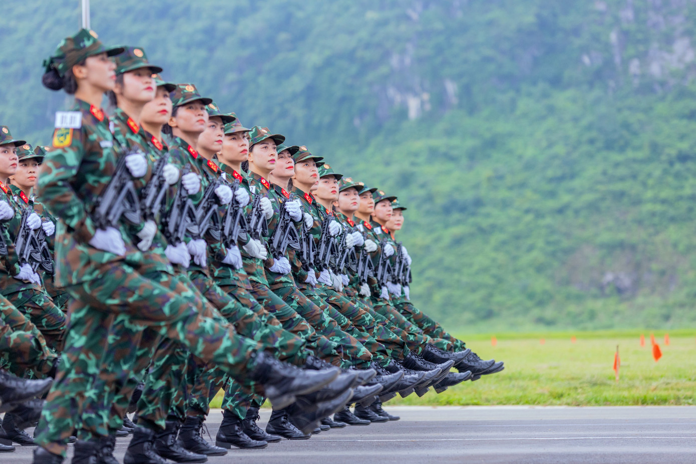 Khối nữ chiến sĩ Biệt động đang diễu qua khán đài ở TB4 trong buổi hợp luyện vào sáng 25/6.
