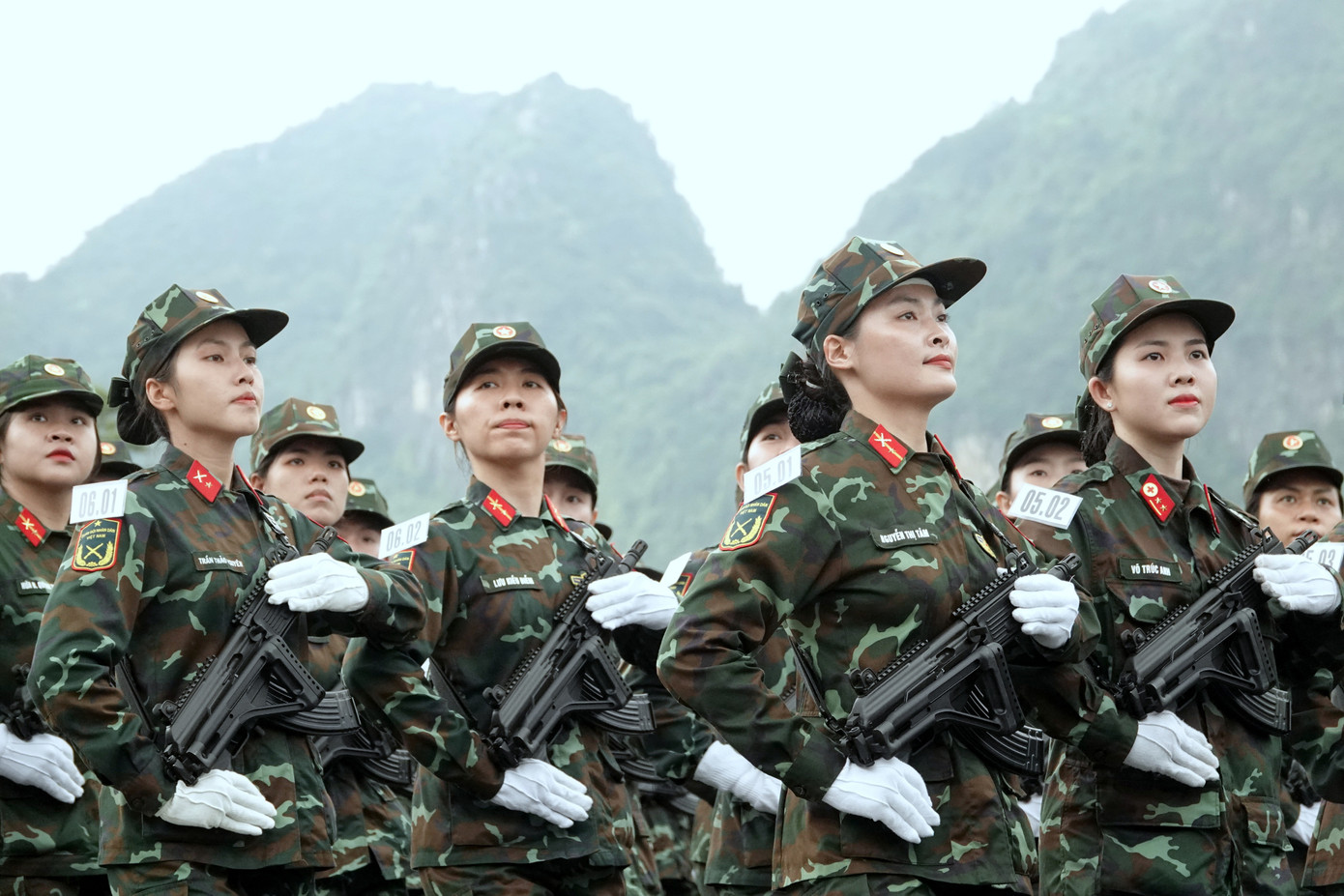 Khối nữ chiến sĩ Biệt động đang diễu qua khán đài ở TB4 trong buổi hợp luyện vào sáng 25/6.