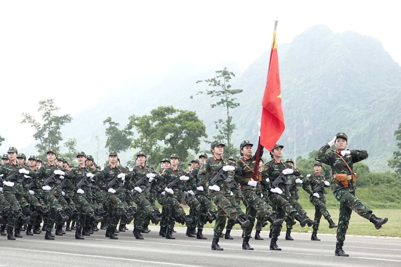 Khối nữ chiến sĩ Biệt động đang diễu qua khán đài ở TB4 trong buổi hợp luyện vào sáng 25/6.