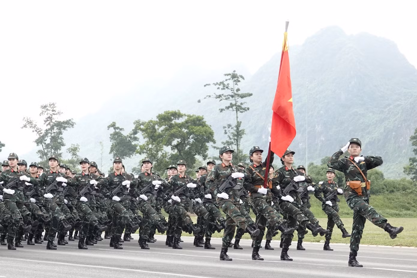 Khối nữ chiến sĩ Biệt động đang diễu qua khán đài ở TB4 trong buổi hợp luyện vào sáng 25/6.