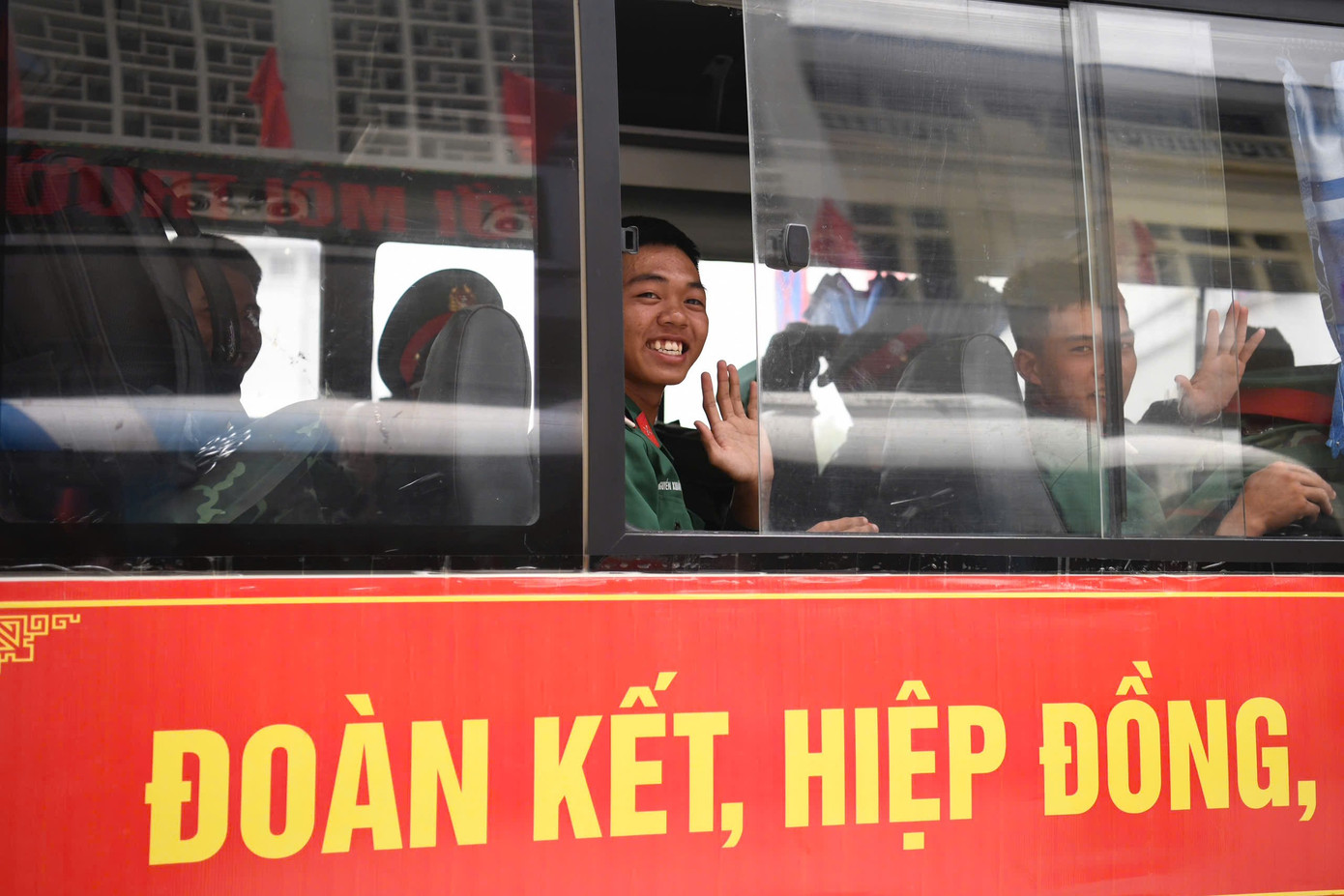 Những cái vẫy tay chào tạm biệt, cùng những hành động dễ thương của các bạn trẻ đã gắn kết thêm tình quân dân.