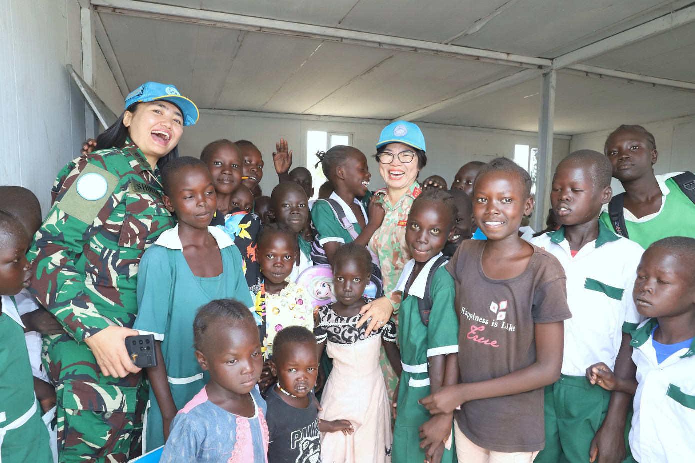 Trưởng Phòng điều phối quân dân sự (Phái bộ UNISFA) và nhân viên Đội Công binh số 3 của Việt Nam cùng học sinh trường Tiểu học Abyei trong chuyến đi dân vận ngày 13/5.