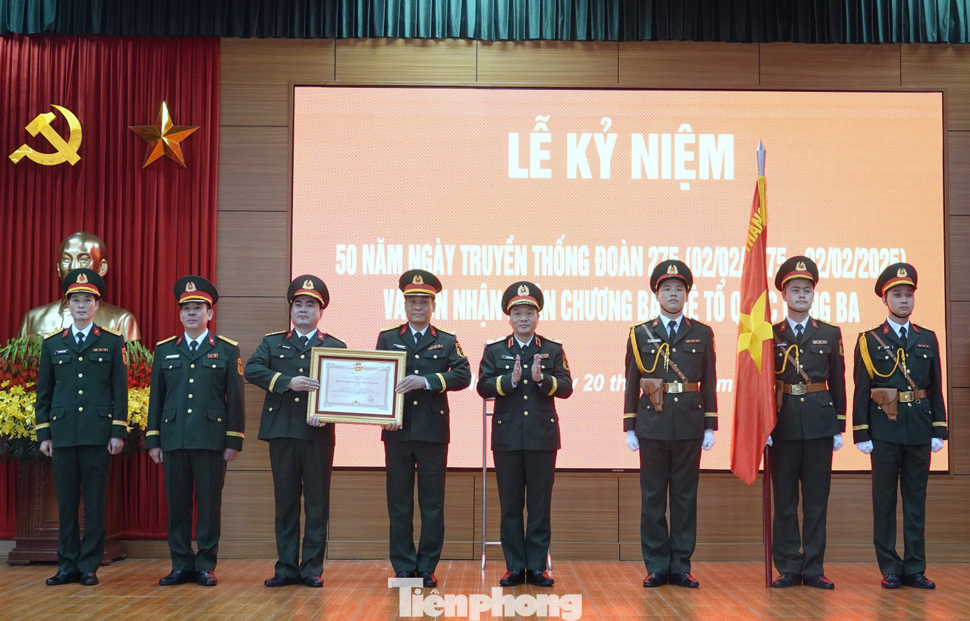 Thừa ủy quyền của Chủ tịch nước và Quân ủy Trung ương - Bộ Quốc phòng, Thiếu tướng Phạm Hải Trung - Trưởng Ban Quản lý Lăng, Tư lệnh BTL Bảo vệ Lăng, trao Huân chương Bảo vệ Tổ quốc hạng Ba tặng Đoàn 275, sáng 20/1.