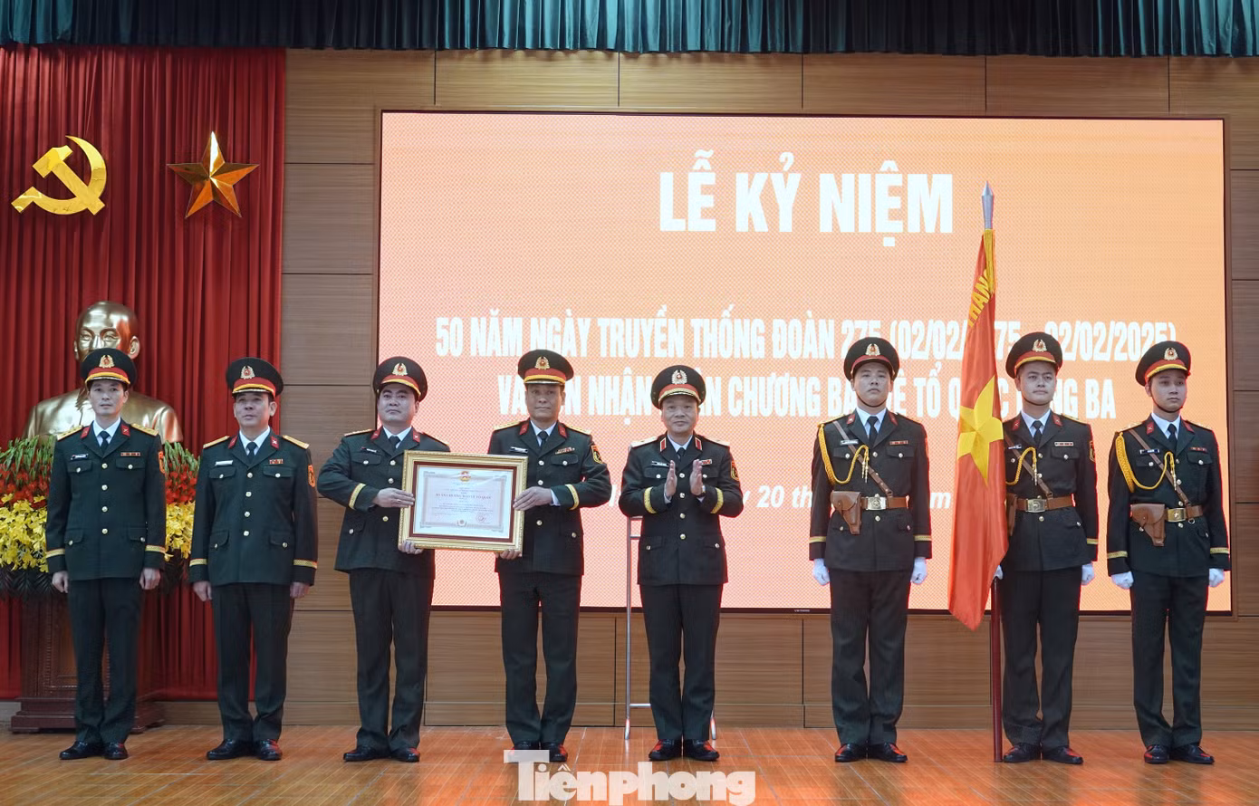 Thừa ủy quyền của Chủ tịch nước và Quân ủy Trung ương - Bộ Quốc phòng, Thiếu tướng Phạm Hải Trung - Trưởng Ban Quản lý Lăng, Tư lệnh BTL Bảo vệ Lăng, trao Huân chương Bảo vệ Tổ quốc hạng Ba tặng Đoàn 275, sáng 20/1.
