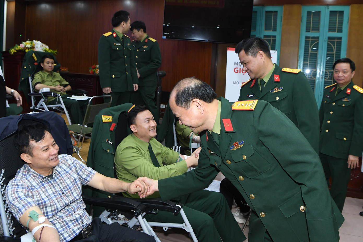 Lãnh đạo Báo QĐND thăm hỏi cán bộ, đoàn viên thanh niên các đơn vị tham gia hiến máu.