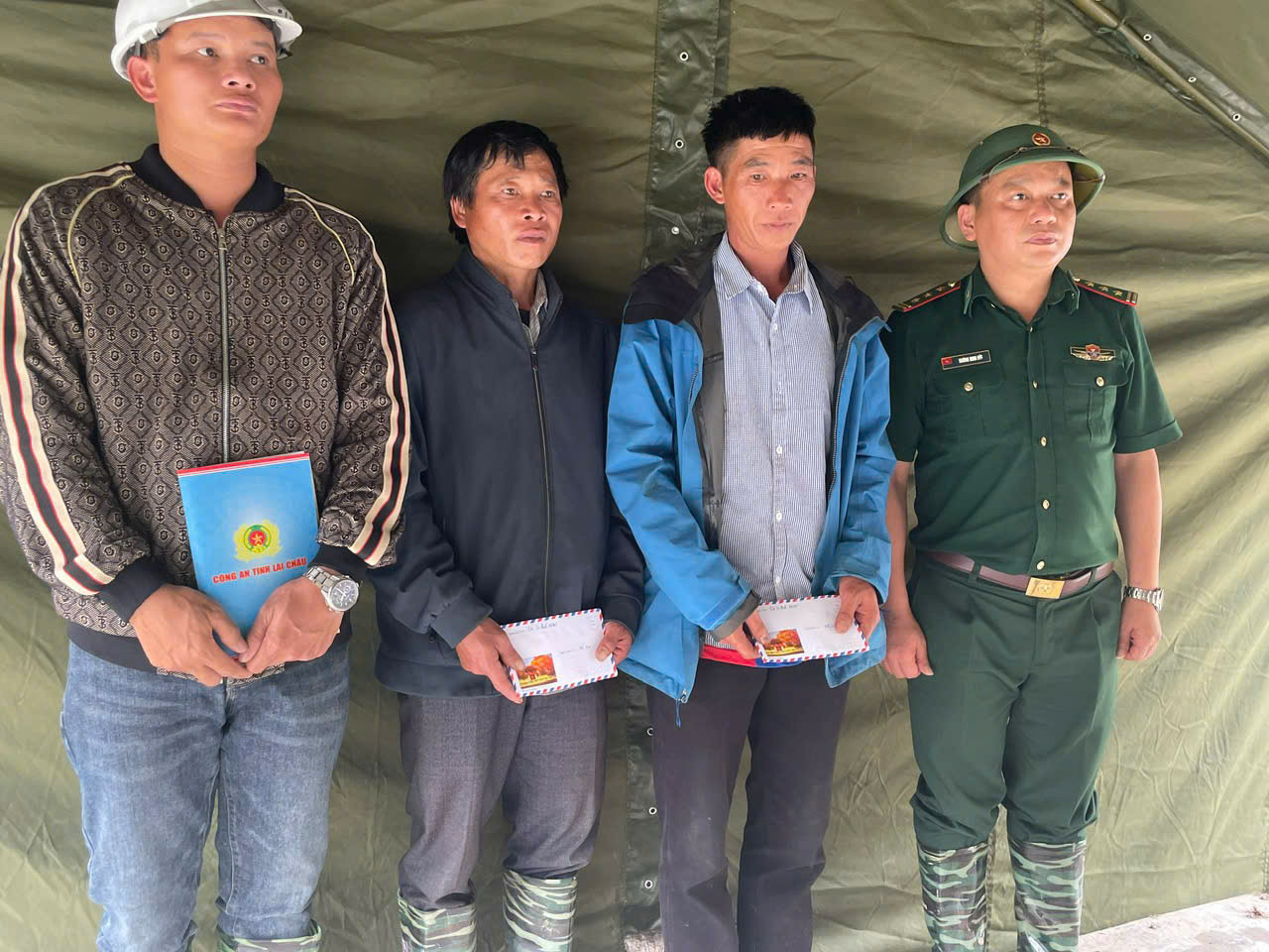 Thượng tá Trương Minh Đức - Chỉ huy trưởng BĐBP tỉnh Lai Châu trao tiền hỗ trợ của Bộ Tư lệnh BĐBP cho các gia đình các nạn nhân bị thiệt mạng trong vụ sạt lở. Thượng tá Trương Minh Đức - Chỉ huy trưởng BĐBP tỉnh Lai Châu trao tiền hỗ trợ của Bộ Tư lệnh BĐBP cho các gia đình các nạn nhân bị thiệt mạng trong vụ sạt lở.