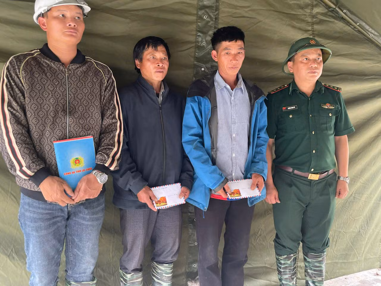 Thượng tá Trương Minh Đức - Chỉ huy trưởng BĐBP tỉnh Lai Châu trao tiền hỗ trợ của Bộ Tư lệnh BĐBP cho các gia đình các nạn nhân bị thiệt mạng trong vụ sạt lở.
