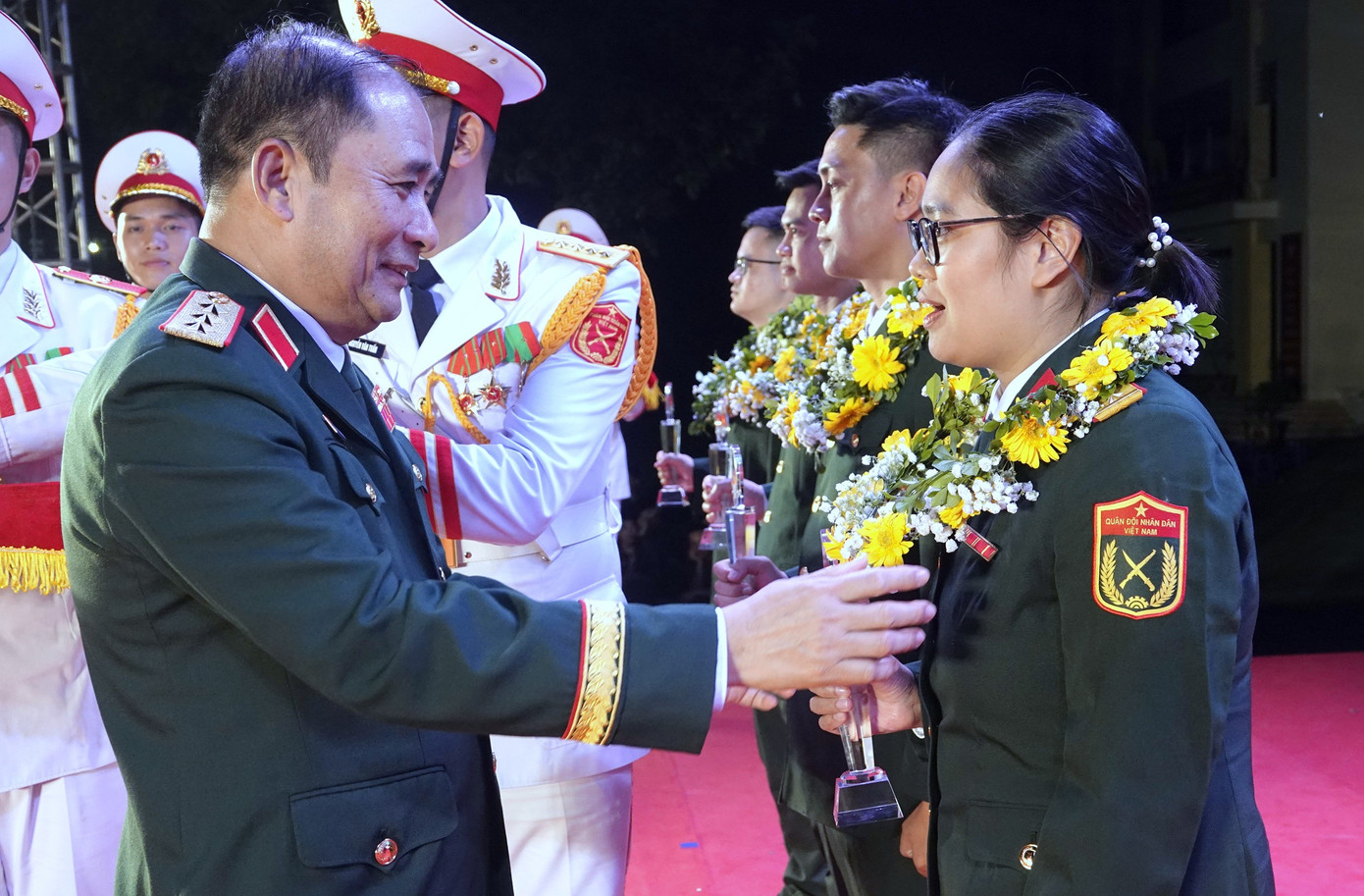 Thượng tướng Phùng Sĩ Tấn trao thưởng các cá nhân giành danh hiệu Gương mặt trẻ tiêu biểu năm 2024. Ảnh: Nguyễn Minh