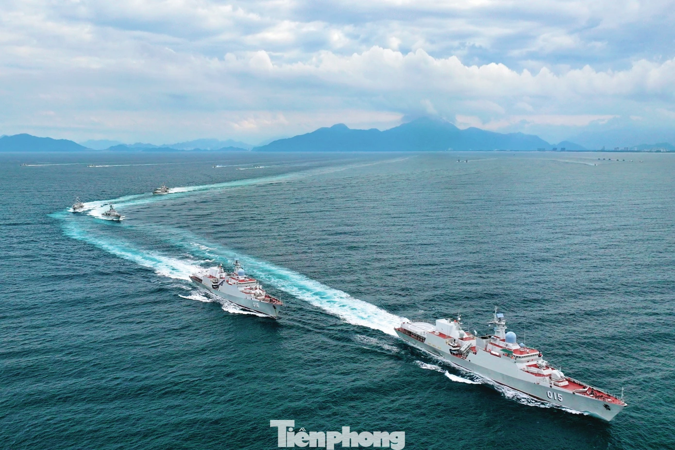 Đội hình tàu chiến đấu của Vùng 4 Hải quân huấn luyện và diễn tập trên biển.