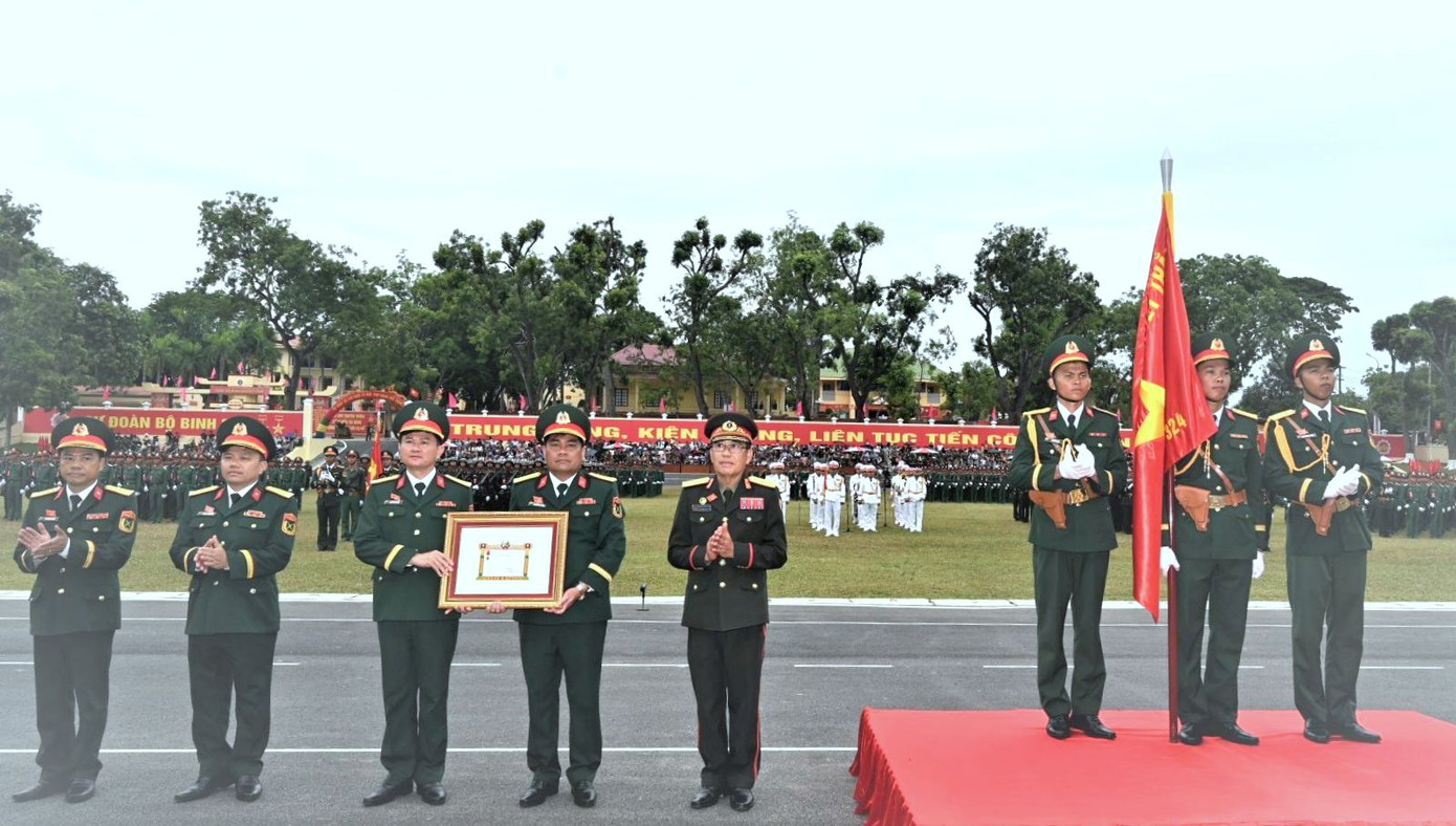 Lãnh đạo Tổng cục Chính trị Quân đội nhân dân Lào trao Huân chương Anh dũng hạng Nhì của Bộ Quốc phòng Lào tặng Sư đoàn 324.