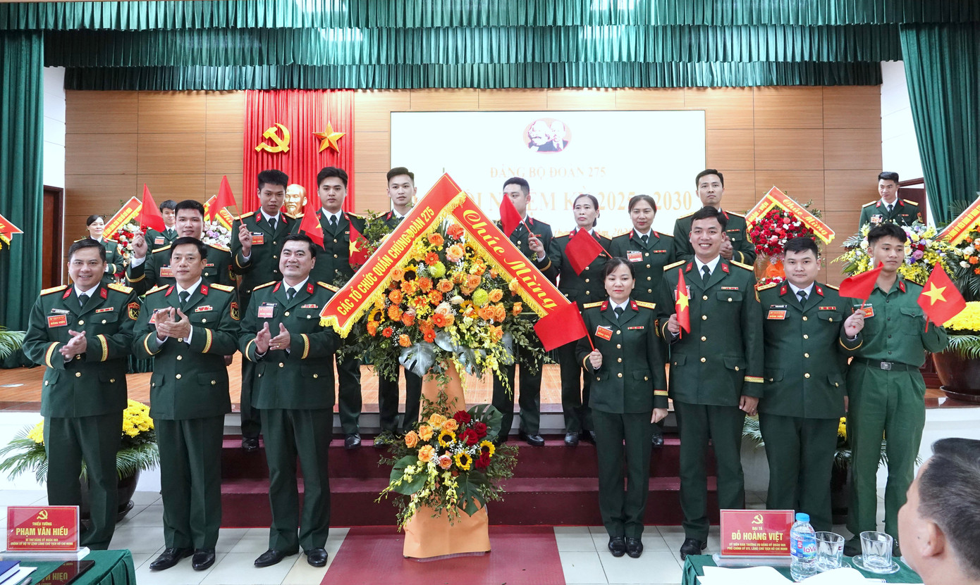 Các tổ chức quần chúng của Đoàn 275 chúc mừng đại hội.