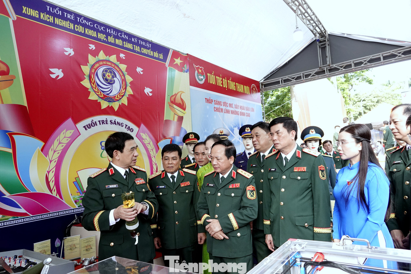 Lãnh đạo Quân ủy Trung ương - Bộ Quốc phòng và Trung ương Đoàn tham quan gian trưng bày của tuổi trẻ Tổng cục Hậu cần - Kỹ thuật.