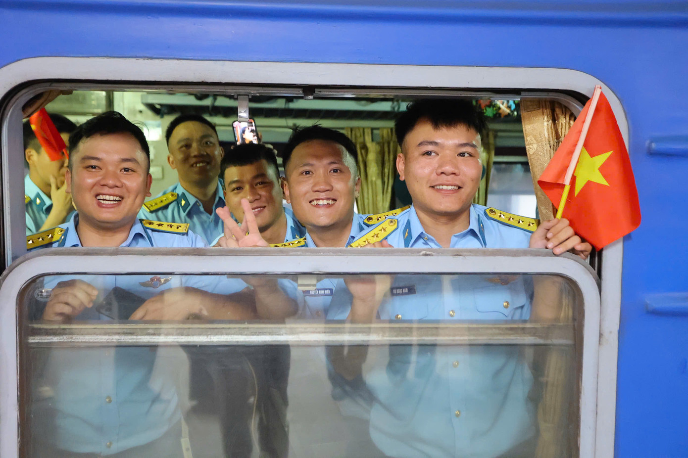 Các khối diễu binh, diễu hành của lực lượng quân đội, dân quân tự vệ chia thành 5 đoàn hành quân vào miền Nam trên 5 đoàn tàu. Trong đó, có bốn đoàn di chuyển từ ga Hà Nội bằng tàu hỏa, trong hai ngày 3 và 4/4; đoàn tàu số 5 di chuyển từ ga Tam Kỳ (Quảng Nam). Các khối diễu binh, diễu hành của lực lượng quân đội, dân quân tự vệ chia thành 5 đoàn hành quân vào miền Nam trên 5 đoàn tàu. Trong đó, có bốn đoàn di chuyển từ ga Hà Nội bằng tàu hỏa, trong hai ngày 3 và 4/4; đoàn tàu số 5 di chuyển từ ga Tam Kỳ (Quảng Nam).