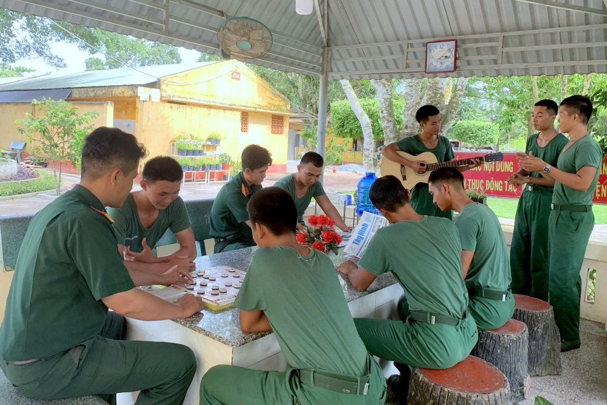 ĐVTN Liên Chi đoàn 5 và Liên Chi đoàn 6 (Đoàn Cơ sở Trung đoàn 5) với hoạt động giải trí tại khuôn viên xanh của đơn vị. ĐVTN Liên Chi đoàn 5 và Liên Chi đoàn 6 (Đoàn Cơ sở Trung đoàn 5) với hoạt động giải trí tại khuôn viên xanh của đơn vị.