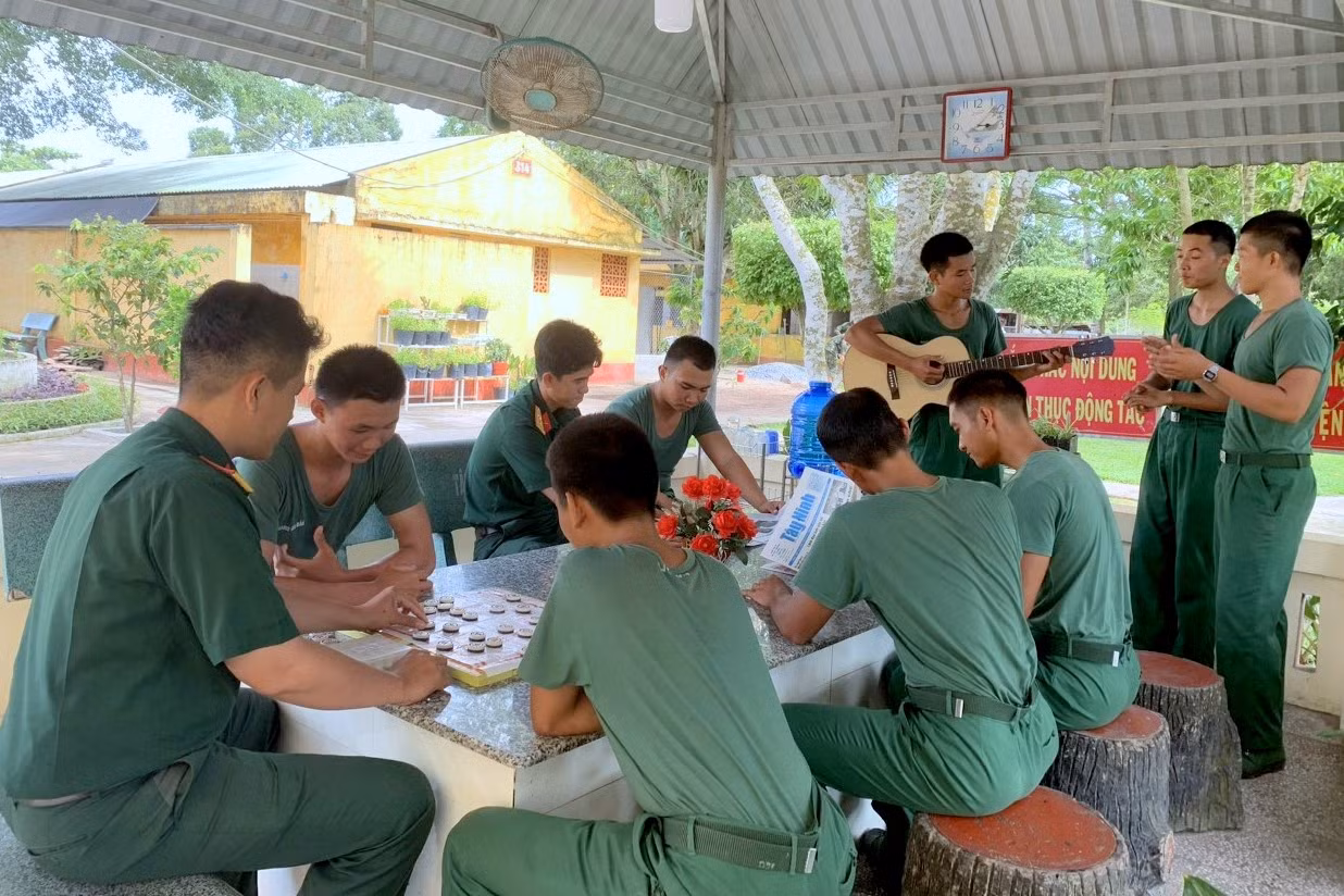 ĐVTN Liên Chi đoàn 5 và Liên Chi đoàn 6 (Đoàn Cơ sở Trung đoàn 5) với hoạt động giải trí tại khuôn viên xanh của đơn vị. ĐVTN Liên Chi đoàn 5 và Liên Chi đoàn 6 (Đoàn Cơ sở Trung đoàn 5) với hoạt động giải trí tại khuôn viên xanh của đơn vị.