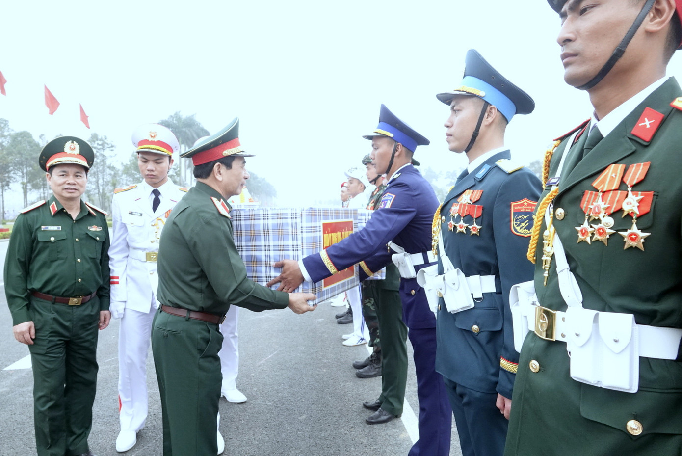 Đại tướng Phan Văn Giang trao quà động viên, tiếp sức các khối diễu binh, diễu hành tham gia hợp luyện tại TB4. Đại tướng Phan Văn Giang trao quà động viên, tiếp sức các khối diễu binh, diễu hành tham gia hợp luyện tại TB4.