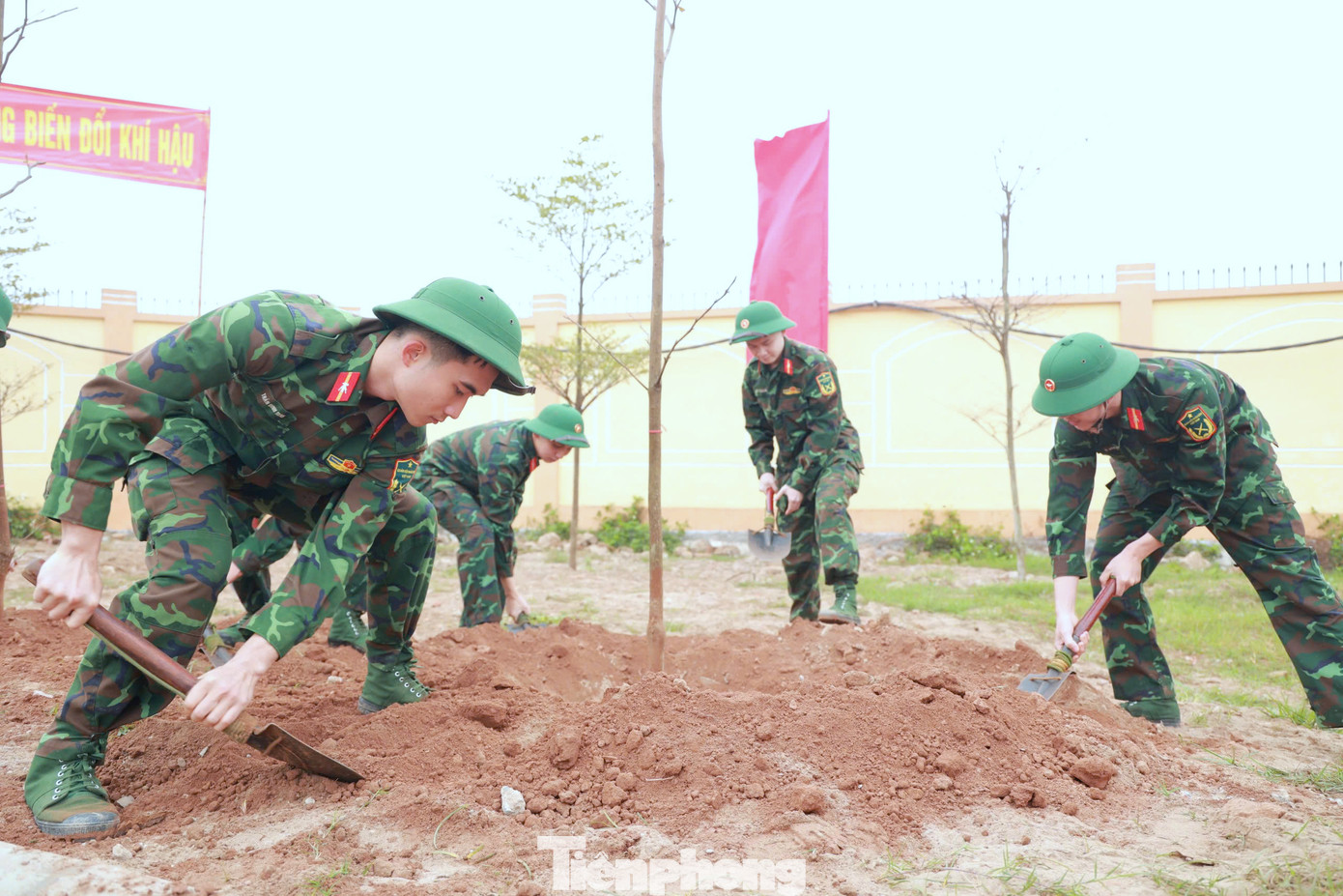 Tại lễ phát động, Học viện đã tổ chức trồng hơn 500 cây xanh các loại. Tại lễ phát động, Học viện đã tổ chức trồng hơn 500 cây xanh các loại.