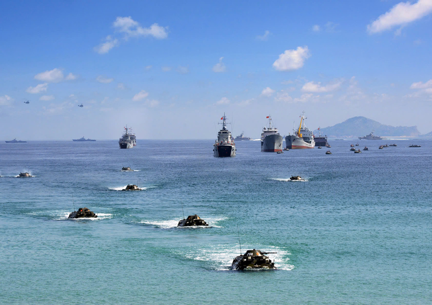 Hải quân đánh bộ diễn tập hiệp đồng đổ bộ đường biển.