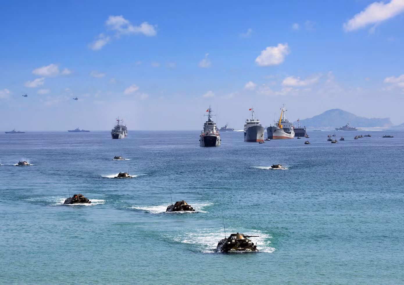 Hải quân đánh bộ diễn tập hiệp đồng đổ bộ đường biển.