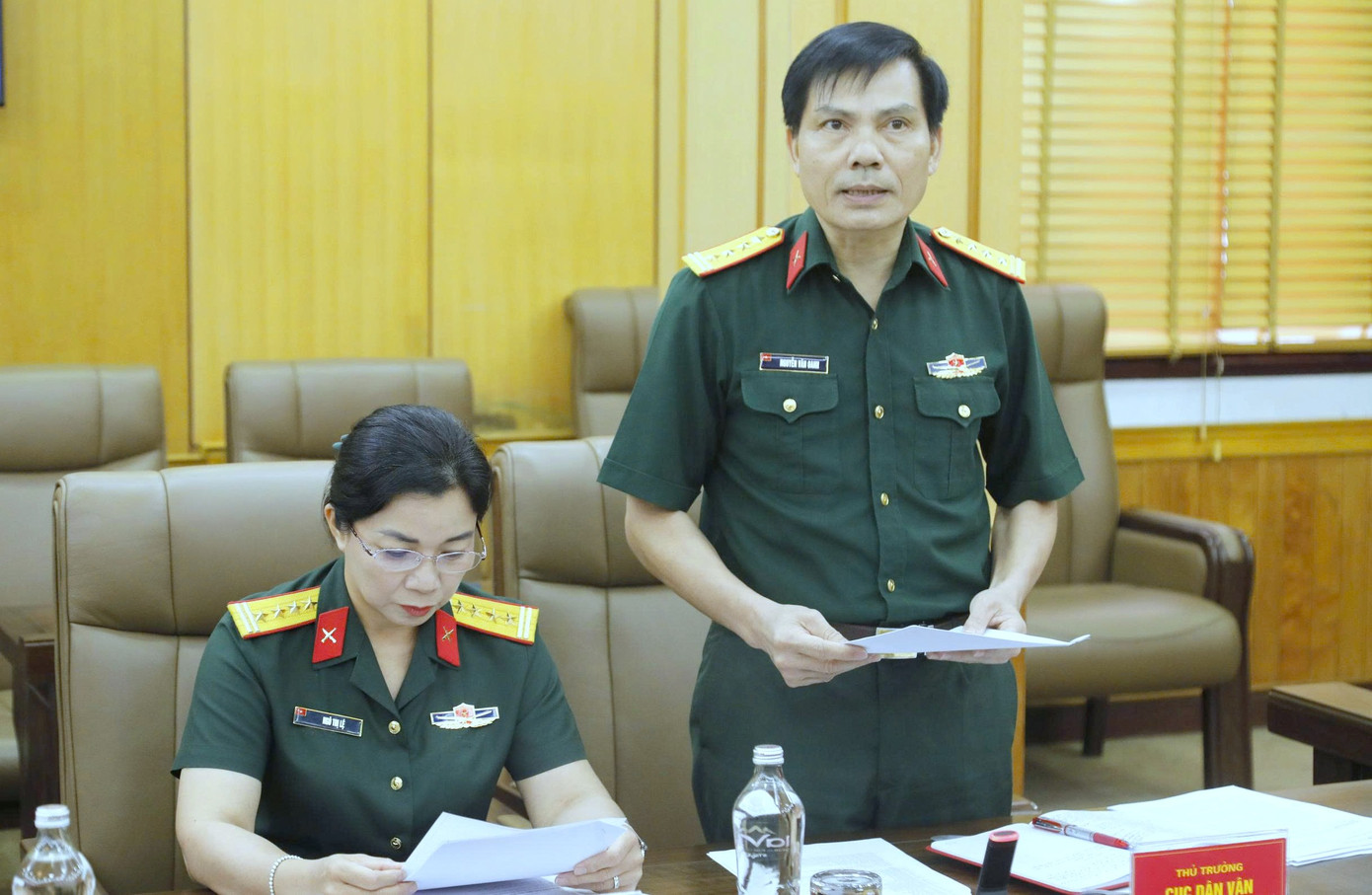 Đại tá Nguyễn Văn Oanh - Phó Cục trưởng Cục Dân vận, báo cáo kết quả Quân đội tham gia xóa nhà tạm, nhà dột nát trên địa bàn cả nước năm 2025. Đại tá Nguyễn Văn Oanh - Phó Cục trưởng Cục Dân vận, báo cáo kết quả Quân đội tham gia xóa nhà tạm, nhà dột nát trên địa bàn cả nước năm 2025.