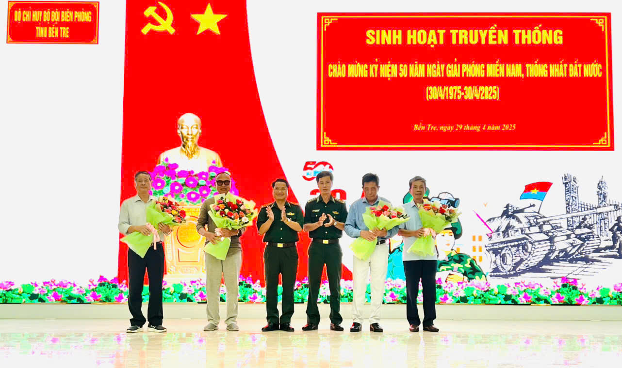 Lãnh đạo BĐBP tỉnh Bến Tre tặng hoa tri ân đoàn cựu chiến binh Thành phố Hà Nội.