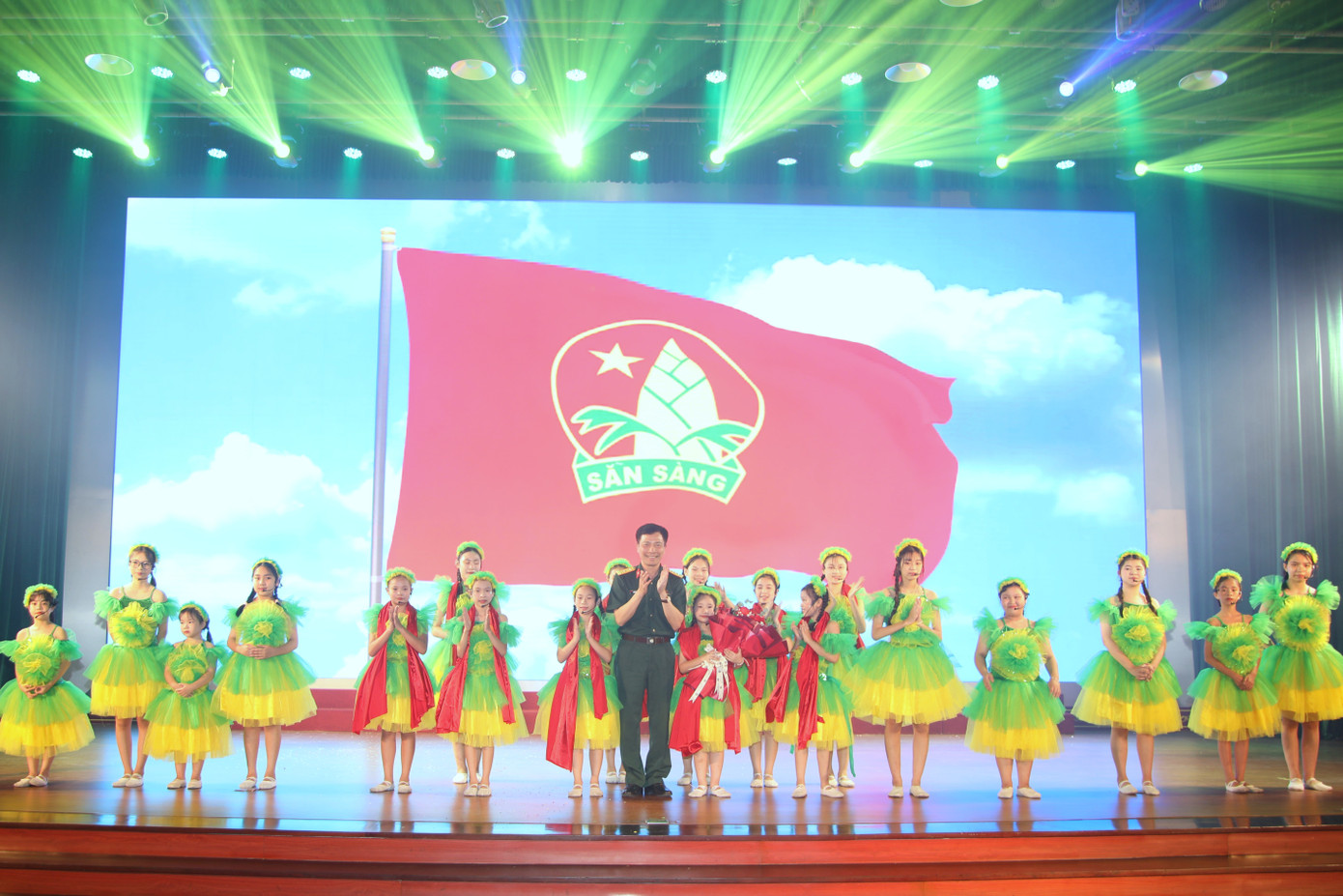 Chương trình không chỉ là ngày hội vinh danh những nỗ lực học tập không mệt mỏi mà còn là cuộc đối thoại ấm áp giữa các thế hệ, thể hiện sự quan tâm sâu sắc, toàn diện của Học viện Chính trị đối với sự nghiệp “trồng người”. Chương trình không chỉ là ngày hội vinh danh những nỗ lực học tập không mệt mỏi mà còn là cuộc đối thoại ấm áp giữa các thế hệ, thể hiện sự quan tâm sâu sắc, toàn diện của Học viện Chính trị đối với sự nghiệp “trồng người”.