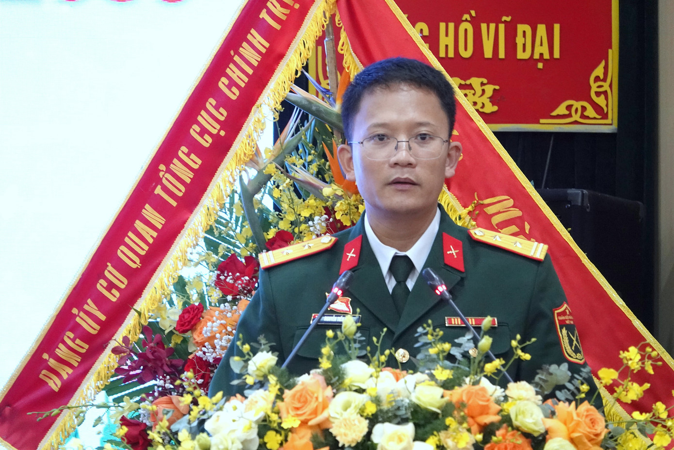 Các đại biểu nêu ý kiến tại đại hội.