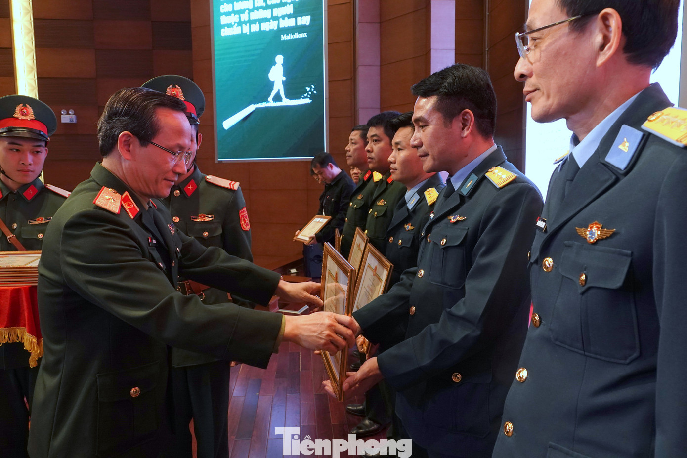 Lãnh đạo Bệnh viện TƯQĐ 108 trao Bằng khen tặng các tập thể có thành tích xuất sắc trong phong trào “Hiến máu cứu chữa đồng đội" năm 2024.