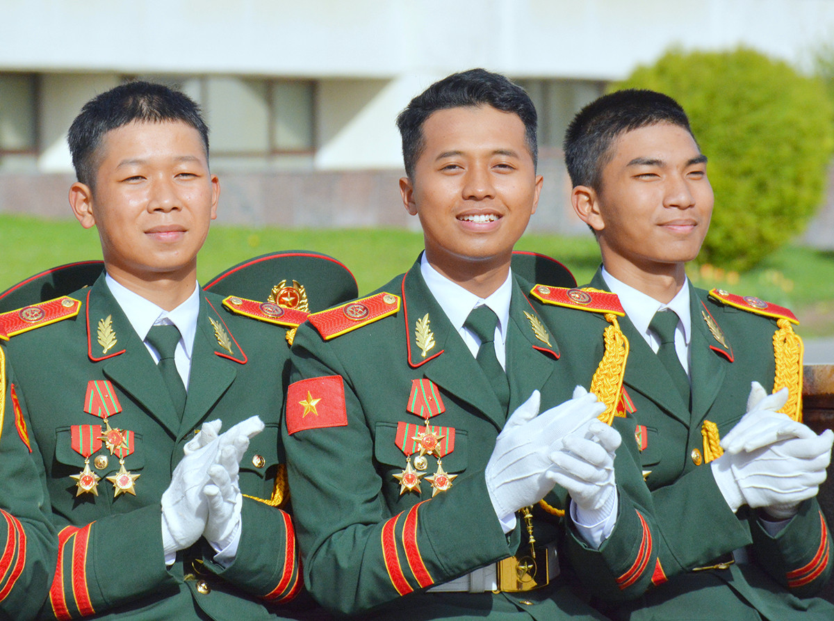 Các quân nhân Việt Nam trong giờ nghỉ giải lao và thưởng thức văn nghệ sau một buổi luyện tập duyệt binh tại Moscow.