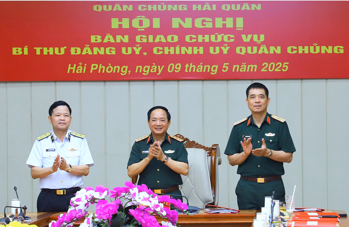 Thượng tướng Trịnh Văn Quyết (giữa) chứng kiến bàn giao chức vụ Bí thư Đảng ủy, Chính ủy Quân chủng Hải quân, chiều 9/5.