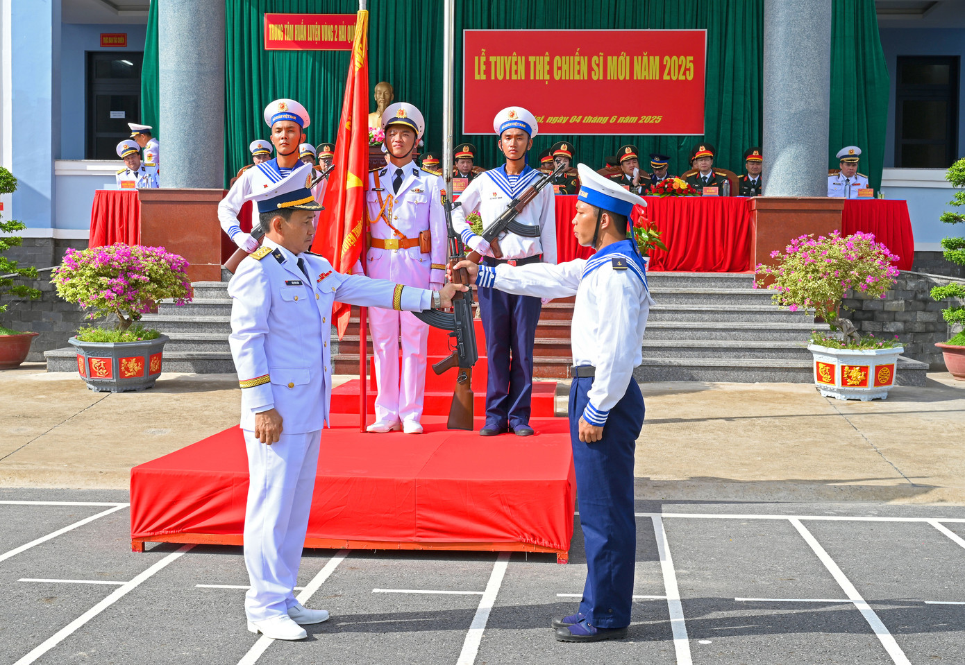 Chỉ huy trưởng Trung tâm Huấn luyện Vùng 2 Hải quân trao vũ khí cho chiến sĩ mới. Chỉ huy trưởng Trung tâm Huấn luyện Vùng 2 Hải quân trao vũ khí cho chiến sĩ mới.
