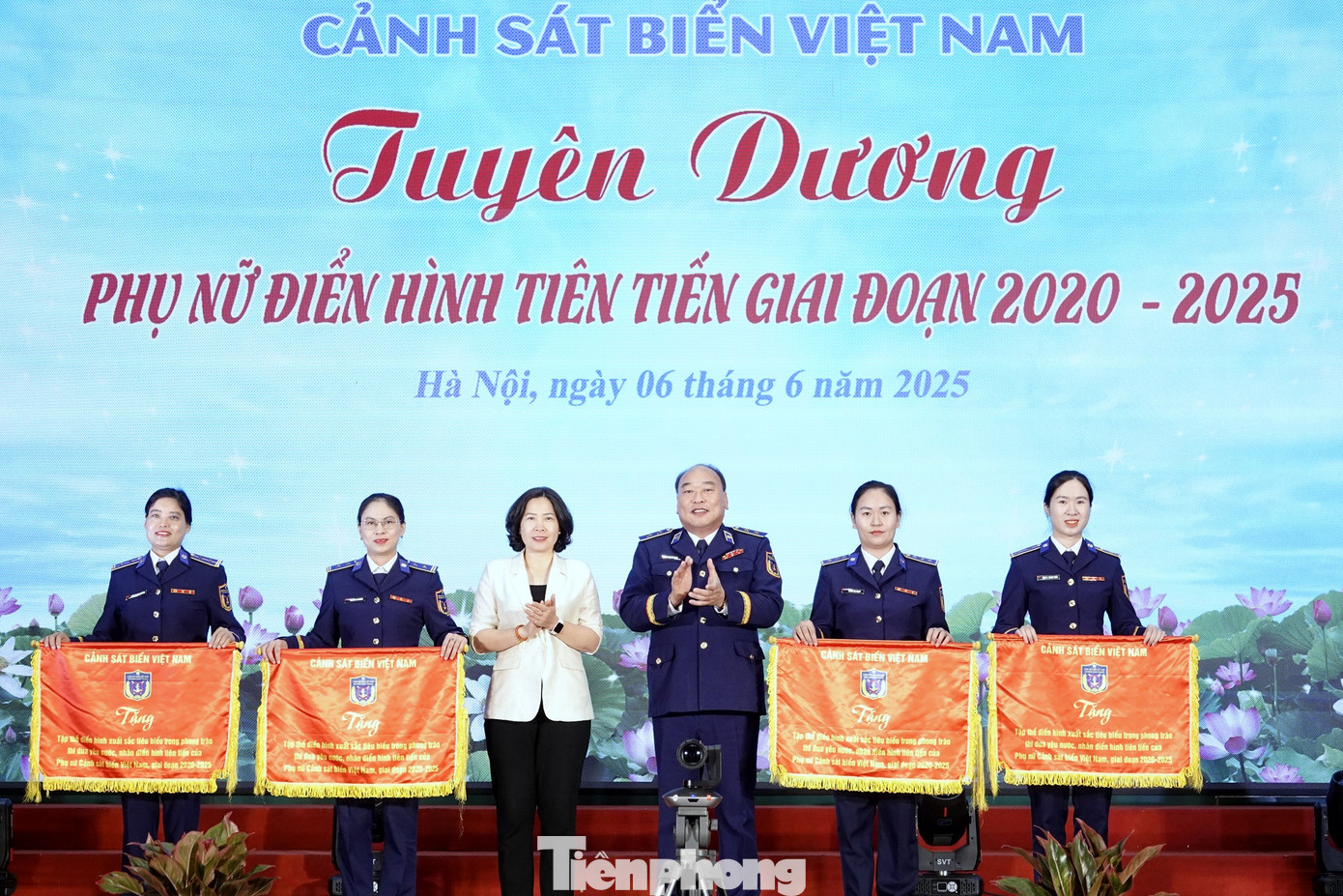 Tư lệnh Cảnh sát biển Việt Nam và lãnh đạo Hội LHPN Thành phố Hà Nội trao Cờ Tập thể điển hình xuất sắc tiêu biểu tặng 4 đơn vị. Ảnh: Nguyễn Minh