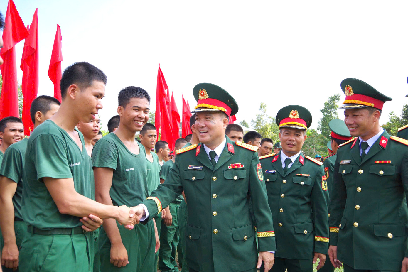 Lãnh đạo Binh chủng Hóa học động viên chiến sĩ Lữ đoàn 87.