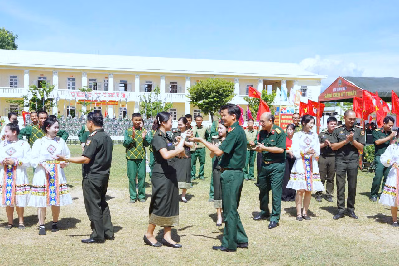 Đoàn tới tham quan, giao lưu văn hóa văn nghệ tại Tiểu đoàn 3, Lữ đoàn 575, Quân khu 5.