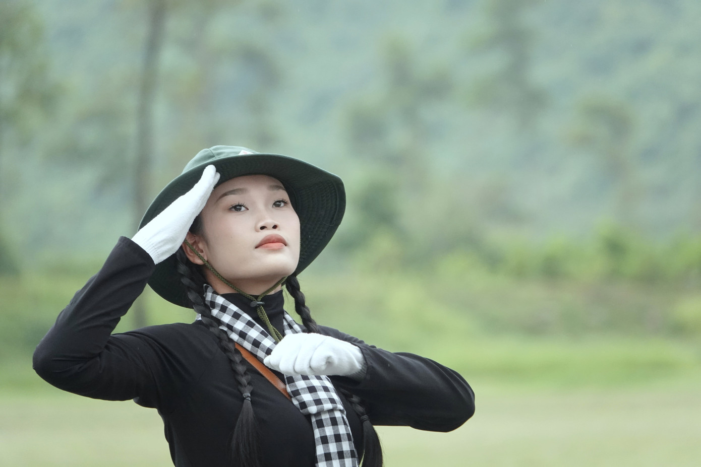 Khối trưởng Khối nữ Du kích miền Nam dẫn đầu đội hình khối với động tác chào khỏe khoắn. Ảnh: Nguyễn Minh