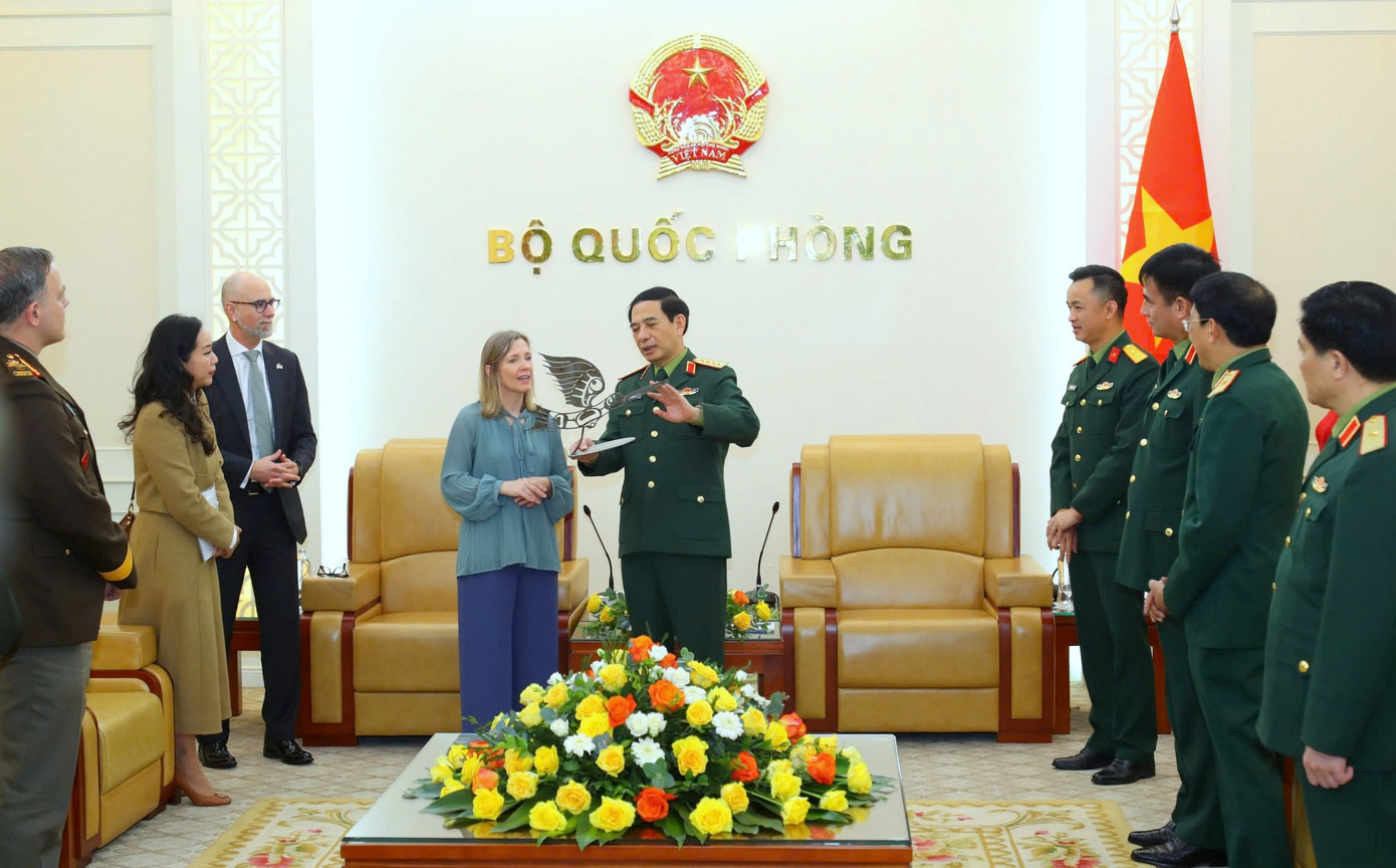 Cùng ngày, Đại tướng Phan Văn Giang - Bộ trưởng Bộ Quốc phòng đã tiếp Thứ trưởng Bộ Quốc phòng Canada Stefanie Beck nhân dịp bà sang Việt Nam đồng chủ trì Đối thoại Chính sách Quốc phòng Việt Nam - Canada lần thứ ba.