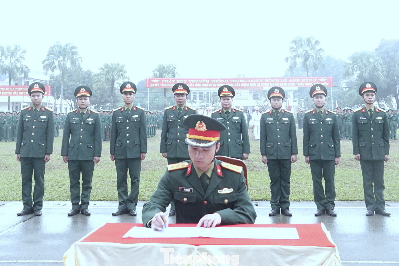 Đại diện các đơn vị của Trung đoàn 209 ký giao ước thi đua.