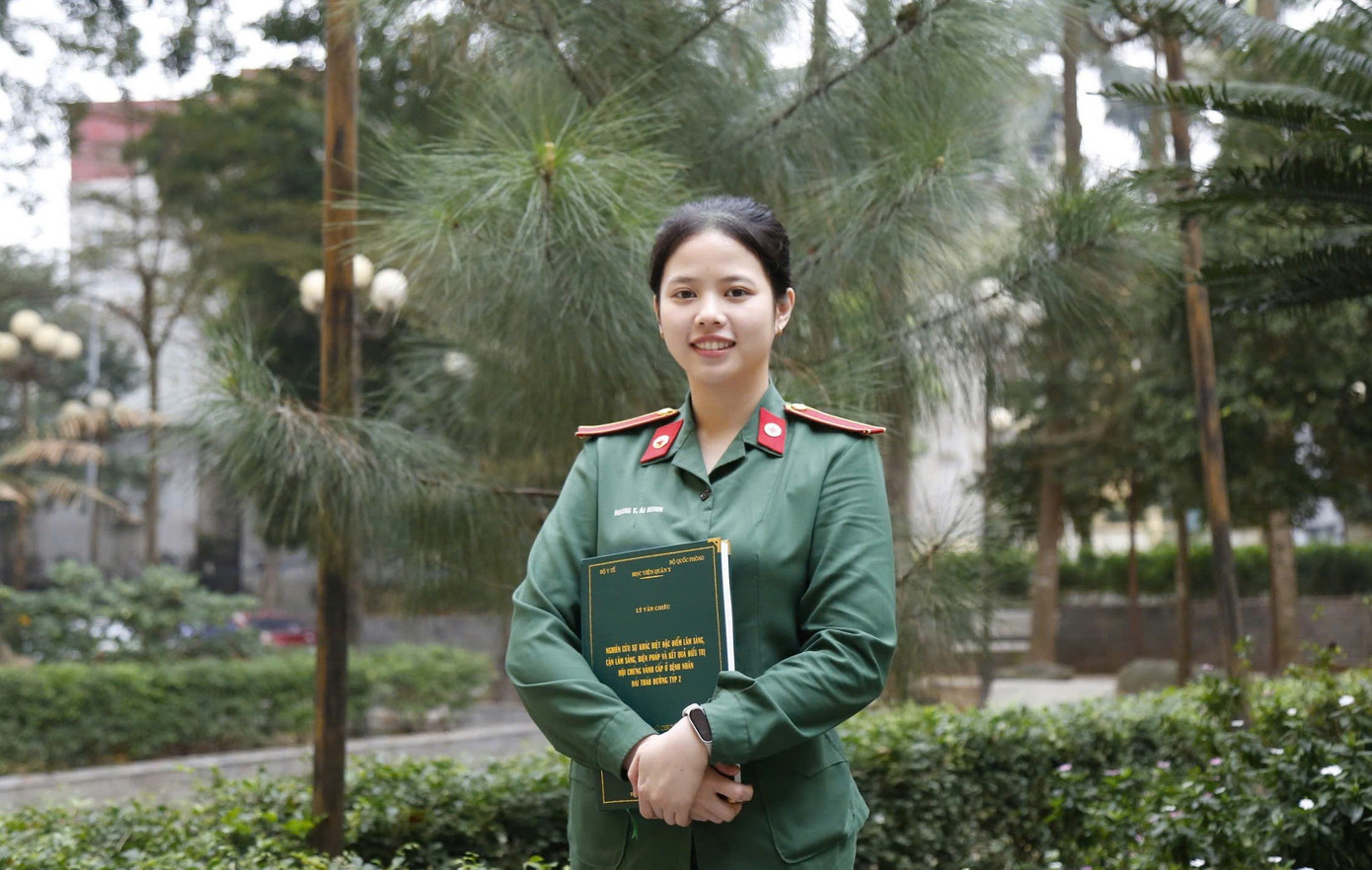 Thượng sĩ Hoàng Triều Ái Minh - Lớp phó hậu cần Lớp DH55D (Hệ 2, Học viện Quân y). Thượng sĩ Hoàng Triều Ái Minh - Lớp phó hậu cần Lớp DH55D (Hệ 2, Học viện Quân y).