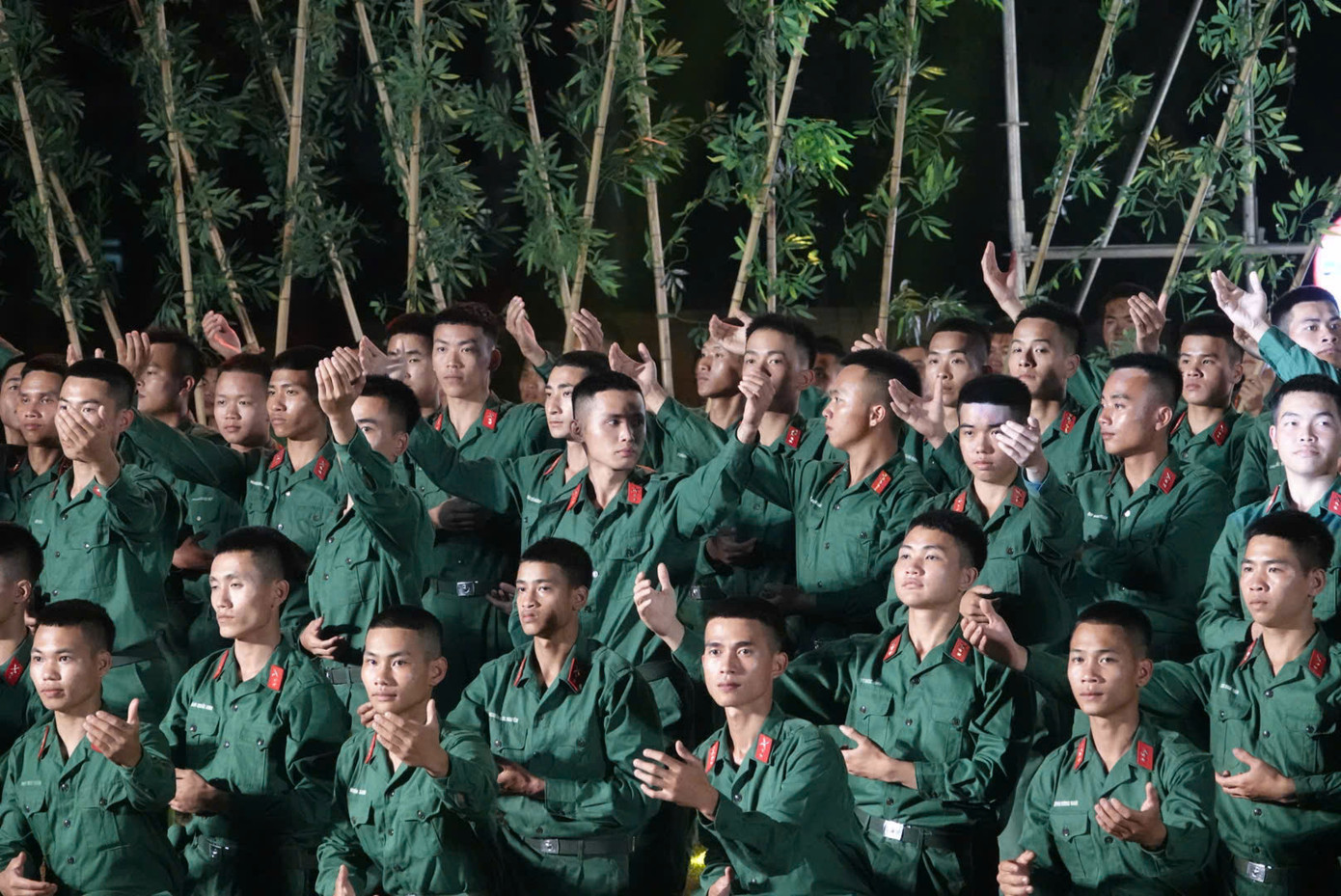 Chương trình nghệ thuật đặc sắc do các ca sĩ, nghệ sĩ, diễn viên chuyên nghiệp thuộc Nhà hát ca múa nhạc Quân đội, lực lượng quần chúng của Sư đoàn 312 (Quân đoàn 12) và đơn vị kết nghĩa biểu diễn.