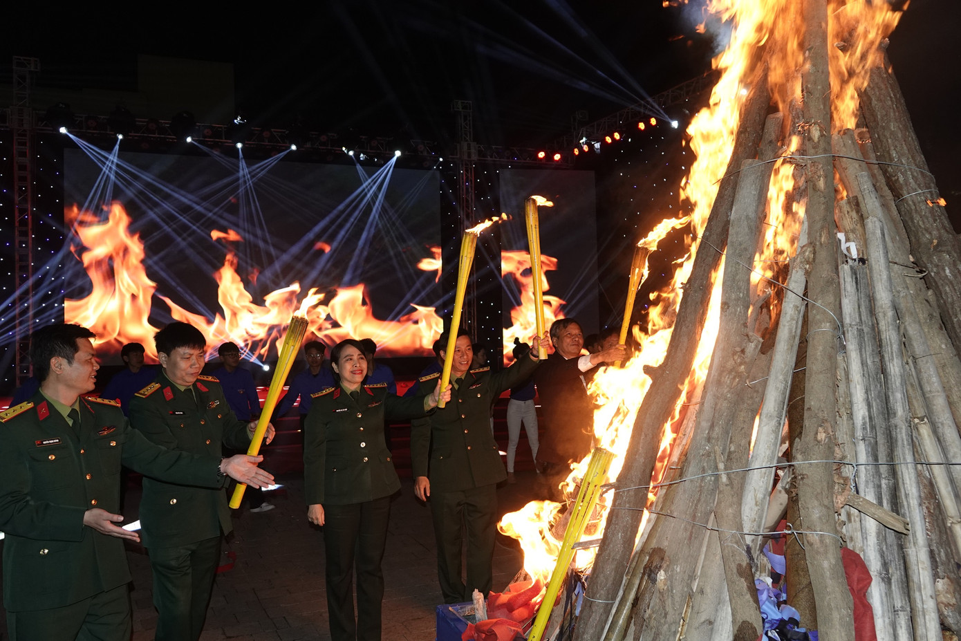 Chương trình lửa trại rộn ràng tiếp sức các tân binh. Chương trình lửa trại rộn ràng tiếp sức các tân binh.