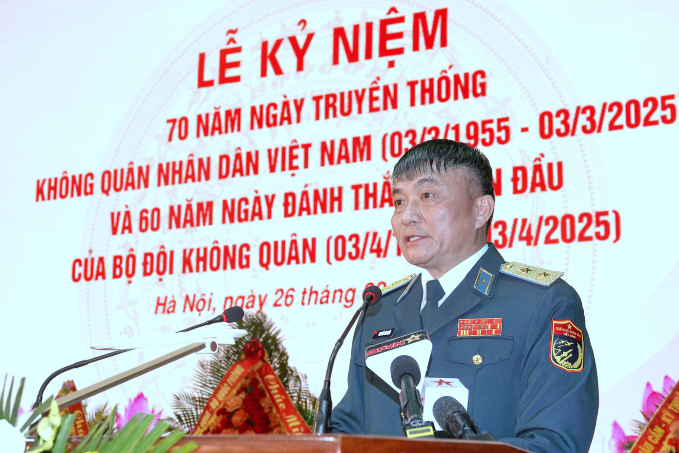 Tư lệnh Quân chủng Phòng không - Không quân trình bày diễn văn kỷ niệm. Tư lệnh Quân chủng Phòng không - Không quân trình bày diễn văn kỷ niệm.