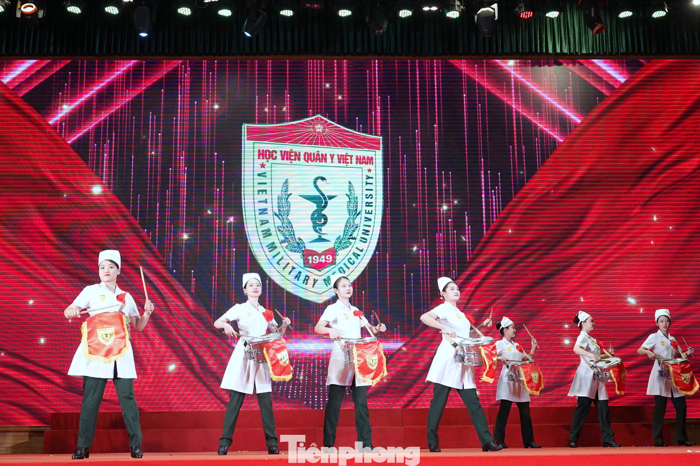 Bóng hồng Học viện Quân y và Bộ Tư lệnh Thủ đô Hà Nội công diễn phần thi dân vũ thể thao và các vũ điệu quy định trong Quân đội tại lễ bế mạc.