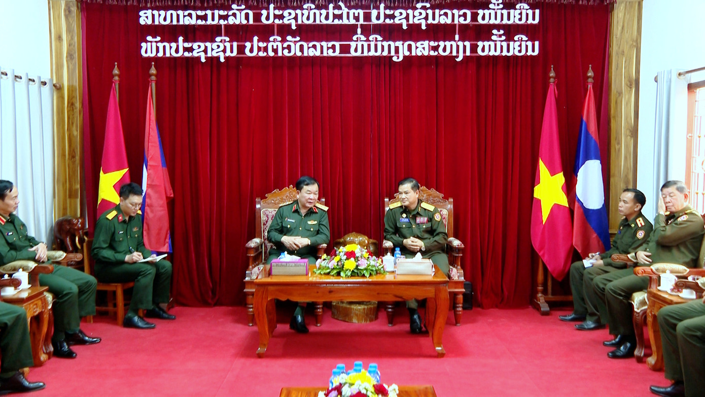 Đoàn đại biểu Bộ Quốc phòng Việt Nam thăm Bộ Chỉ huy quân sự tỉnh Luang Prabang.