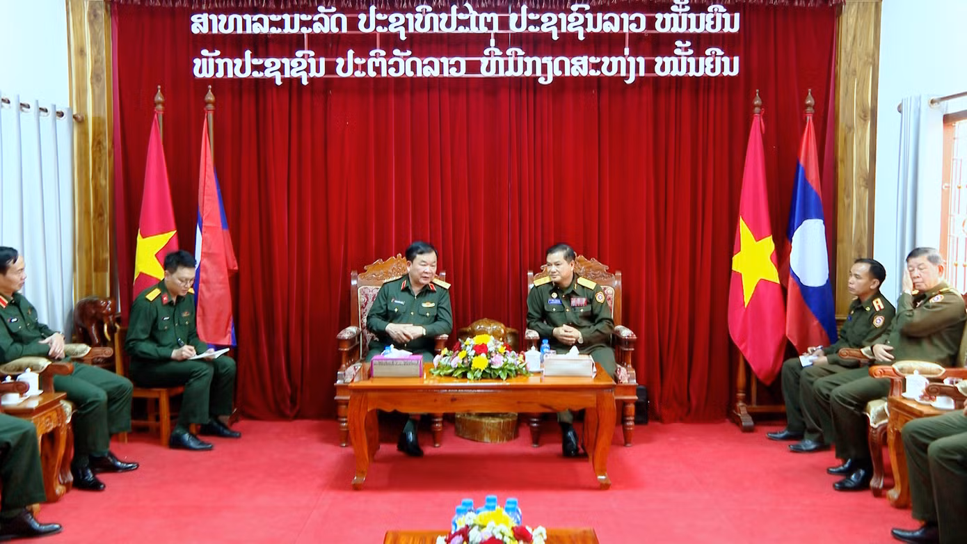 Đoàn đại biểu Bộ Quốc phòng Việt Nam thăm Bộ Chỉ huy quân sự tỉnh Luang Prabang.