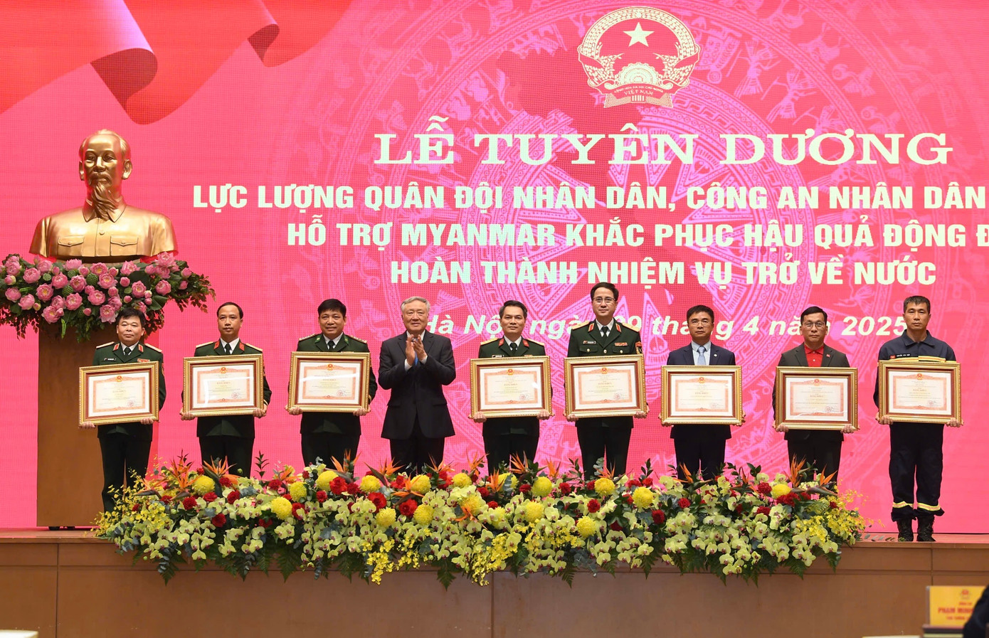 Phó Thủ tướng Thường trực Chính phủ Nguyễn Hòa Bình trao Bằng khen của Thủ tướng Chính phủ tặng các tập thể và cá nhân có thành tích xuất sắc giúp Myanmar khắc phục hậu quả động đất. Phó Thủ tướng Thường trực Chính phủ Nguyễn Hòa Bình trao Bằng khen của Thủ tướng Chính phủ tặng các tập thể và cá nhân có thành tích xuất sắc giúp Myanmar khắc phục hậu quả động đất.