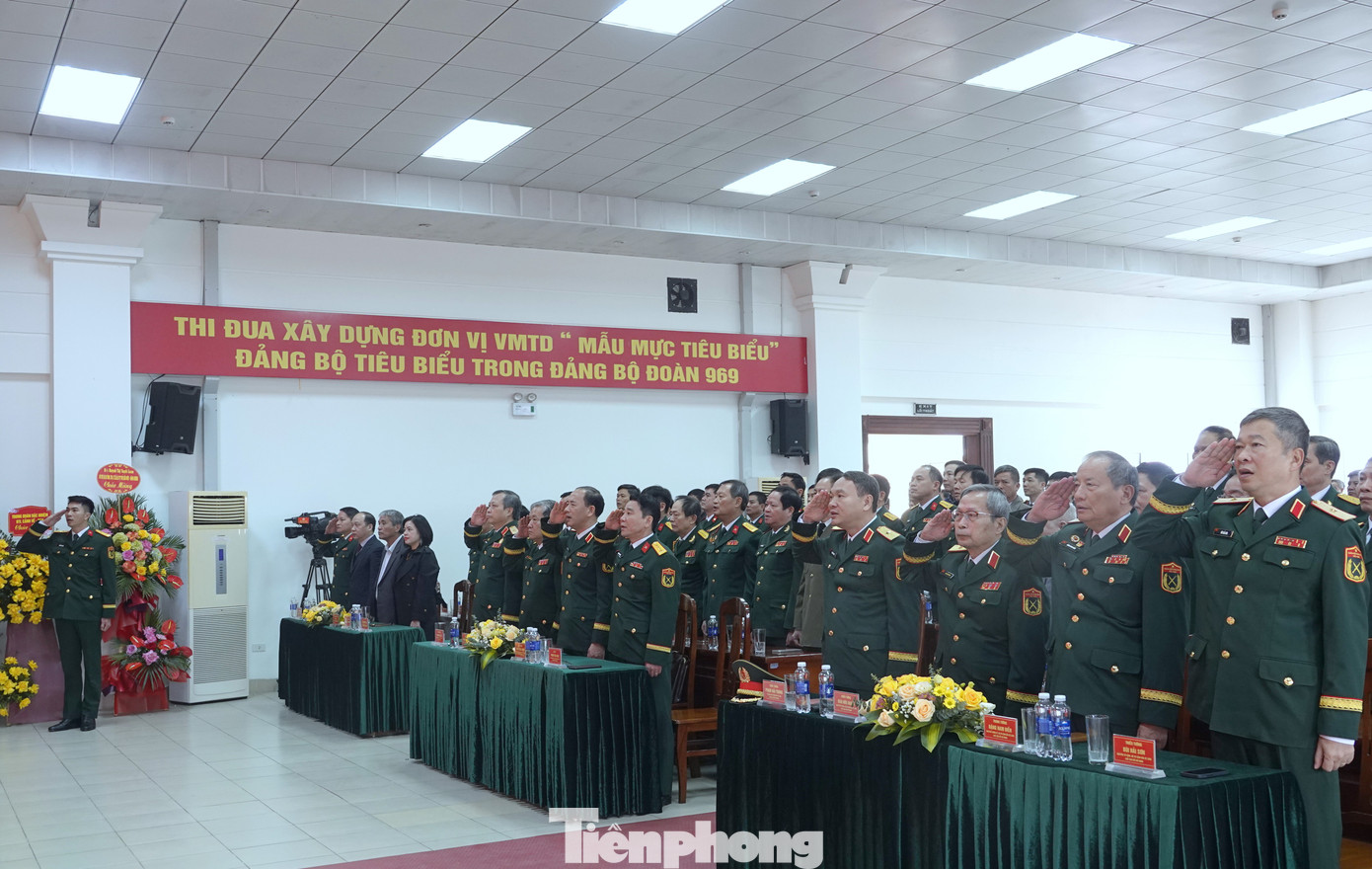 Đại biểu dự lễ kỷ niệm làm lễ chào cờ.