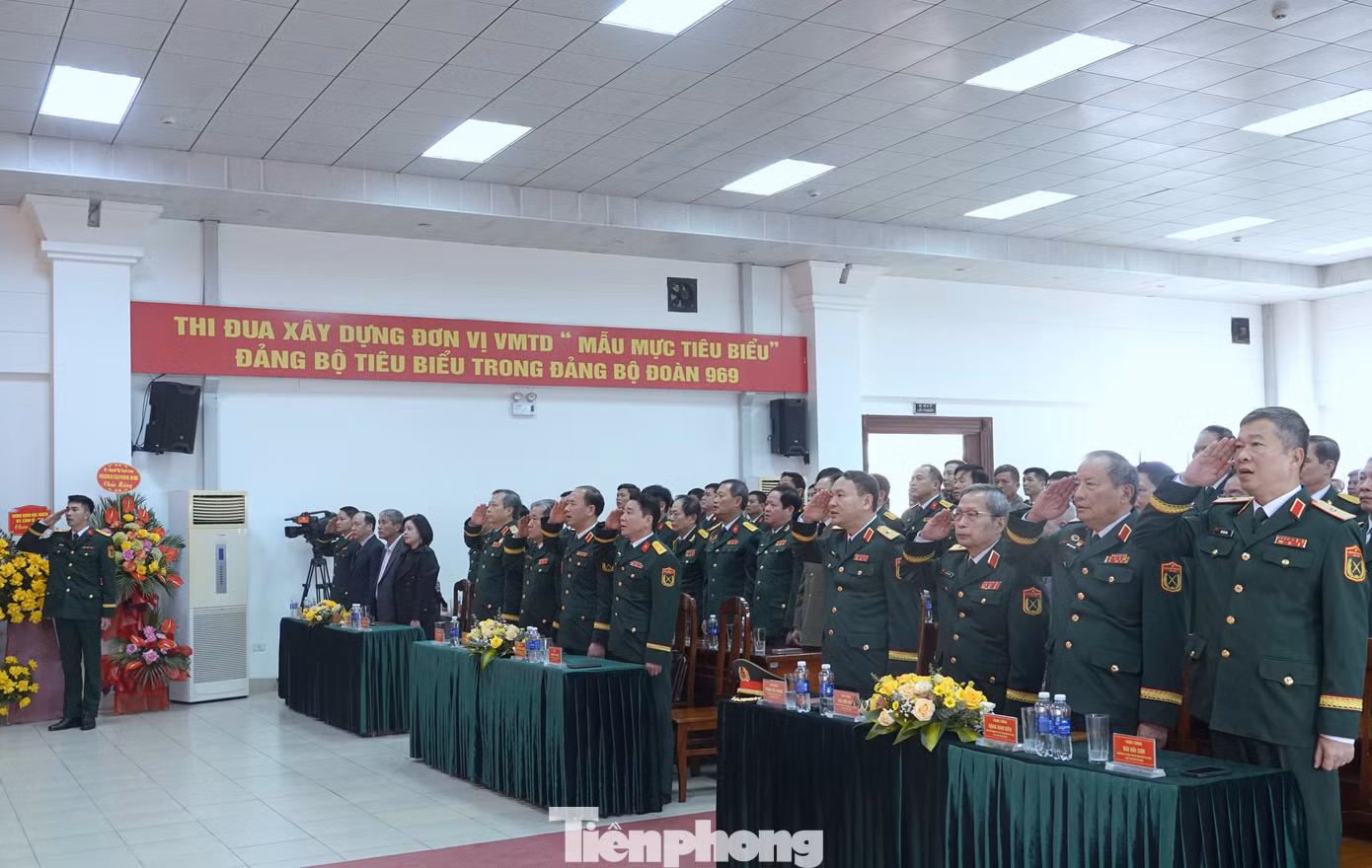 Đại biểu dự lễ kỷ niệm làm lễ chào cờ.