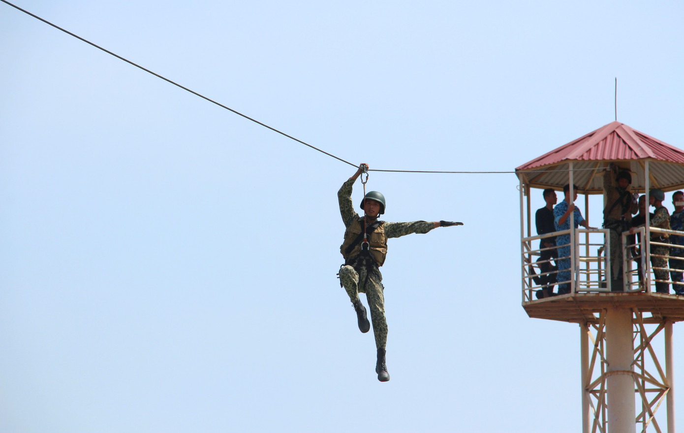 Huấn luyện kỹ thuật trượt dây phương ngang.