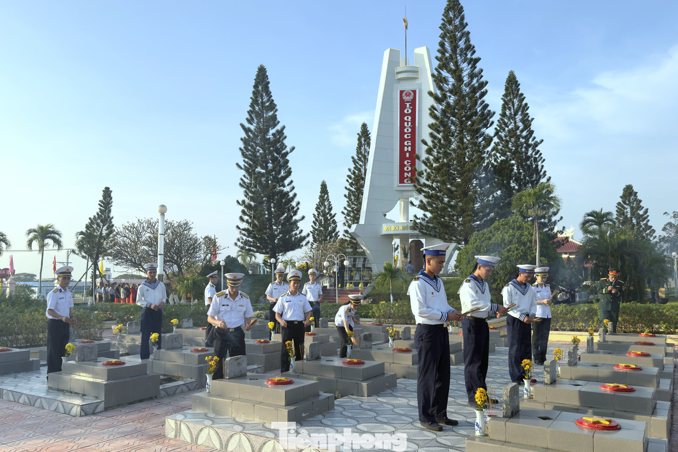 Đoàn công tác của Lữ đoàn 189 thắp hương tri ân các Anh hùng - Liệt sĩ trong dịp đón Tết Nguyên đán 2025. Đoàn công tác của Lữ đoàn 189 thắp hương tri ân các Anh hùng - Liệt sĩ trong dịp đón Tết Nguyên đán 2025.